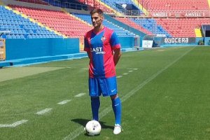 Trujillo con la camiseta del Levante el día de su presentación.