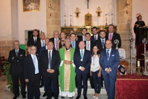 El consiliario, Tomás Cano; el hermano Mayor, David Colomera y los integrantes de su Junta de Gobierno de la Hermandad de Nuestra Señora de las Angus
