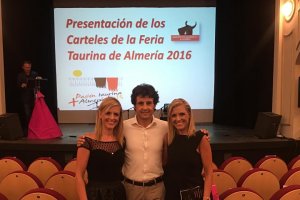 Ruiz Manuel, representante de la Casa Chopera en Almería y las hermanas Gemma y Míriam García, de Congresur.