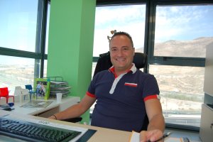 Juan Pelegrín es feliz “los sábados a mediodía yendo con mis hijos al mercado de Almería”.