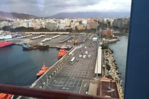 Muelle de levante  visto desde la torre de Salvamento Marítimo de la capital.