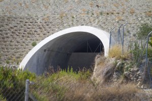 El túnel  tapiado de Gafarillos, uno de los iconos de la falta de consistencia del proyecto del AVE en la provincia de Almería.
