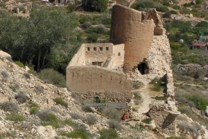 Vista del castillo de la cala de San Pedro (Níjar), cuya torre corre el riesgo de “derrumbe inminente”.