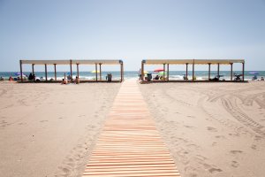 Acceso  para personas con movilidad reducida instalado este verano en la Playa de las Marinas-Bolaga, de Vera.
