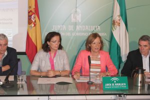 Jerónimo Parra, Gracia Fernández, Carmen Ortiz y Jerónimo Molina, ayer, en la presentación del informe agrícola.