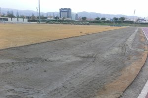 Ya se está retirando el viejo césped.