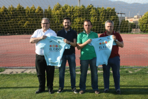 Javi Fernández sostiene la celeste junto a Vicente Puertas.