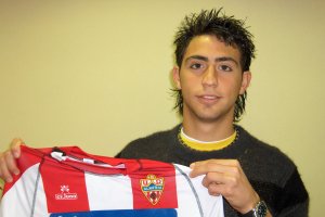 Molo luciendo la camiseta rojiblanca.