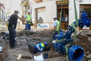 Momento de una de las actuaciones realizadas por los operarios de Aqualia.