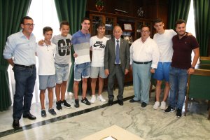 Amat y Rubí con las estrellas roqueteras del mañana.