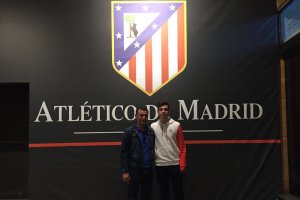 Rafagol y Álex con el escudo del Atlético.