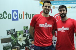 Felipe y Alberto posan con la roja.