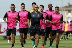 Machis, primero de derecha a izquierda, corriendo junto a Paco Jémez.