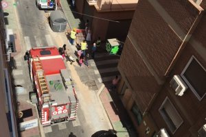 Bomberos en la calle Alfarerías.