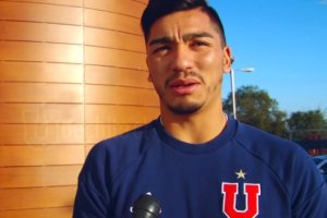 Lolo Reyes con la camiseta del Universidad Catlólica.