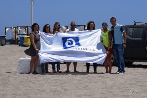 Concejales y técnicos con la bandera de calidad turística.
