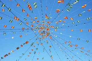 Juego de cintas, uno de los típicos de la fiesta.