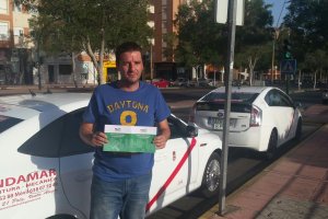 Imagen  de Sergio Córdoba de la Gremial del Taxi portando el Manual
