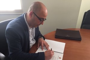 El alcalde huercalense durante la firma del nuevo convenio.