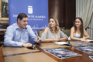 El alcalde, la diputada y la concejala, durante la presentación de las jornadas.
