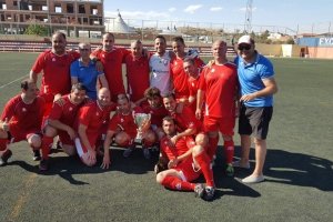 Los albojenses posan con orgullo con su Copa.