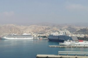 El Oosterdam y el Riviera ayer en el puerto de Almería