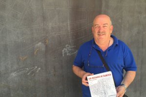 Eusebio Rodríguez, con un ejemplar de su libro, en la puerta de los Refugios.