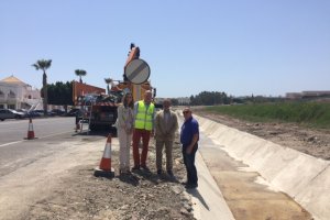 Visita del delegado a las obras de mejora de una carretera veratense.