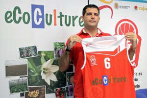 Raúl Fernández con la camiseta.