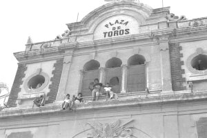 Muchachos de los años 70 colgados de la cornisa de la Plaza de Toros. Foto de Felipe Ortiz.