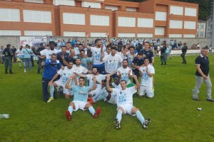 Los jugadores de El Ejido celebrando el ascenso.