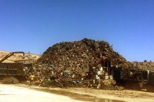 La montaña de chatarra para reciclaje se amontona estos día en el Puerto de Almería con vistas a su valorización en el  Sureste asiático.