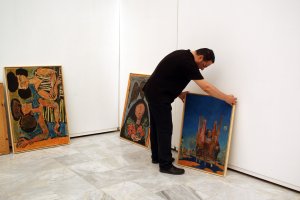 El comisario de la muestra, Juan Manuel Martín Robles, durante el montaje.