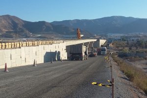 Instalación de las vigas de la variante a su paso por el puente de Las Losas