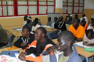 Inmigrantes de origen subsahariano reciben clases de español en el Centro de Adultos de Puebla de Vícar.