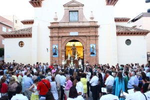 Cientos de personas esperan la salida de la imagen de San Isidro de su templo, ayer en El Ejido.