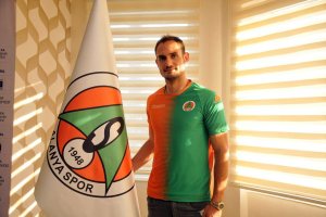 Carlos García con su nueva camiseta.