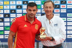 Dona recibiendo el trofeo a Mejor Portero.