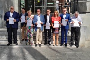 Parlamentarios electos, a las puertas de la Audiencia.