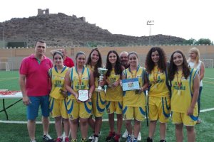 Las chicas disfrutando con sus premios.
