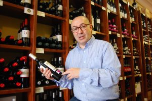 Alfonso Montaña Martín lleva doce años instalado en Almería, regentando ‘Solera Ibérica’ en la Plaza de Careaga.