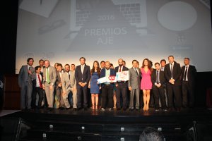 Los finalistas de los Premios de la Asociación de Jóvenes Empresarios de Andalucía, junto con los premiados en la gala que tuvo lugar en el Teatro Ce