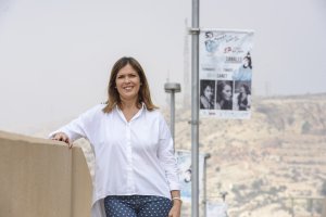 La concejal Ana Martínez Labella, junto a los carteles del Festival Flamenco de Almería.