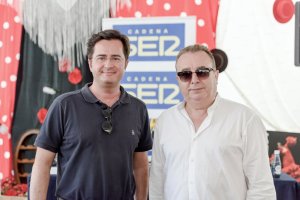 El alcalde de El Ejido, Francisco Góngora, y el director LA VOZ, Pedro M. de la Cruz, en las Fiestas de San Isidro.