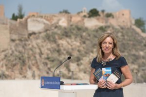 La edil Lola de Haro desde el ‘terrao’ del Ayuntamiento con la Alcazaba al fondo.