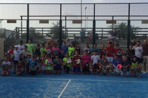 Promesas del pádel en el club Bahía.