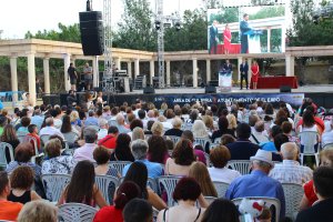 Lectura del pregón, anoche en el Parque Municipal, con el que arrancaron las fiestas de San Isidro 2016 en El Ejido.