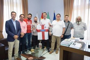 Foto de la familia del Poli Almería con el alcalde.