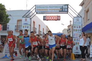 Los participantes tomando la salida.