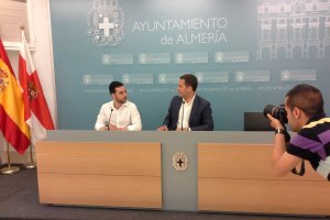 Los concejales Carlos Sánchez y Miguel Ángel Castellón en rueda de prensa.